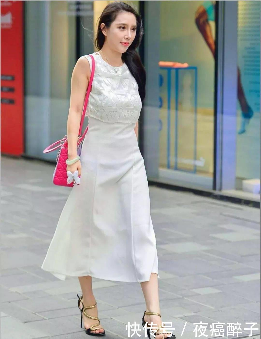 美女脚上搭配一双红色的尖头高跟鞋，走出一种亮丽的姿态