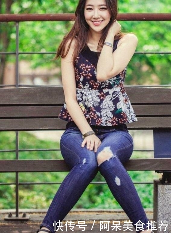 轻松|街拍:紧身牛仔裤美女,轻松地穿出性感女人味