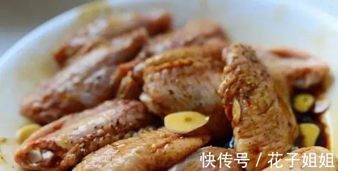 鸡翅|柠檬黑椒烤鸡翅，肉嫩多汁！好吃到停不下来！