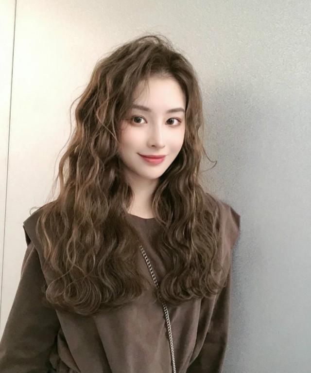 小姐姐|丸子头:扎出了少女感,烟筒卷:烫出了洋气感,2021年真不得了!