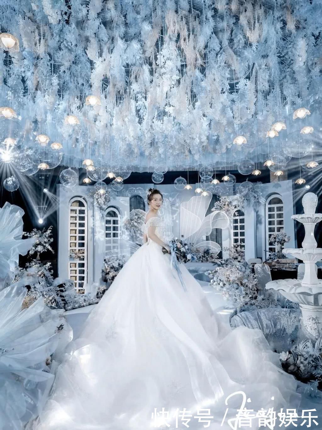 通透蓝的童话婚礼,有漂浮在海上的泡沫,和静谧的海棠花开