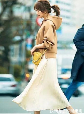 随性|卫衣+半裙=早秋最火混搭套路,时髦又有女人味