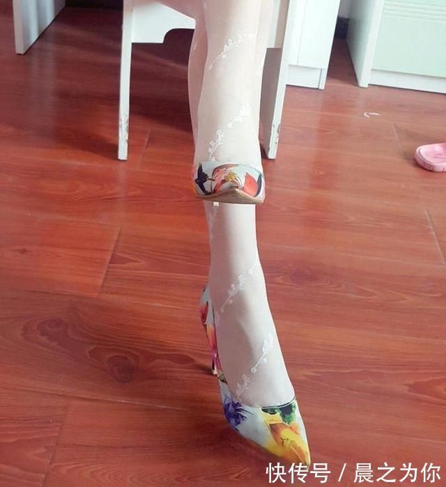 尖头 精致华丽的尖头细跟高跟鞋配上丝袜,焕发出女人的精彩