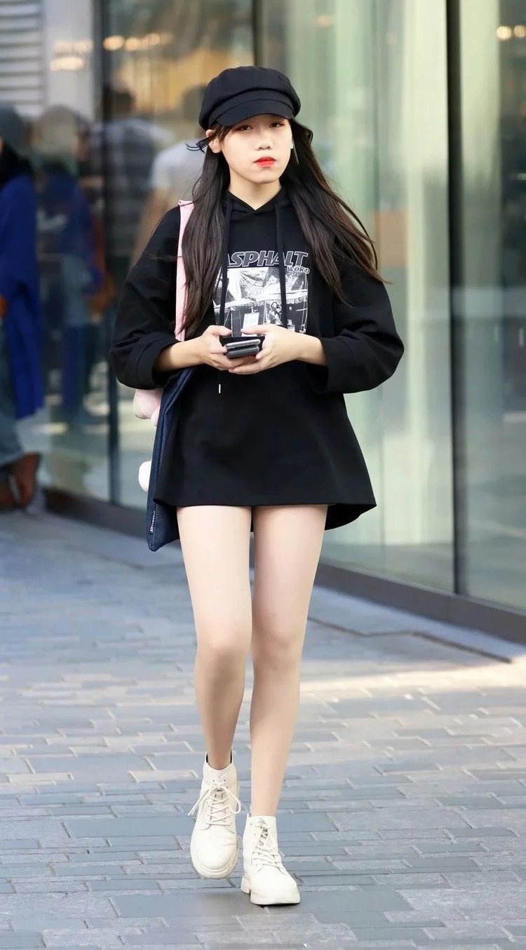 街拍:下身消失装穿搭总是很显大长腿,小姐姐身材很好哦