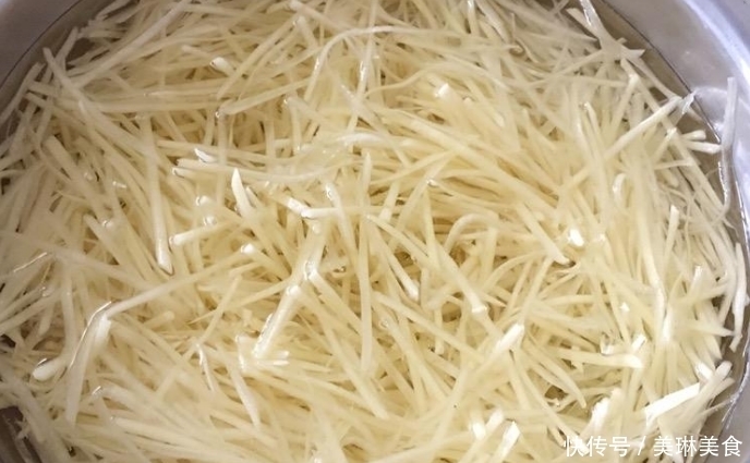 炒土豆丝时不要只知道加醋,掌握正确的方法,做完爽脆可口还入味