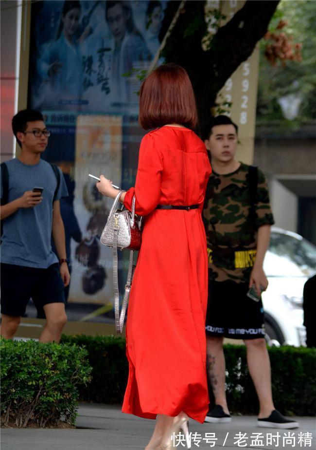 高跟鞋|红色连衣长裙,搭配香槟色高跟鞋,简单的穿搭,谁穿都美