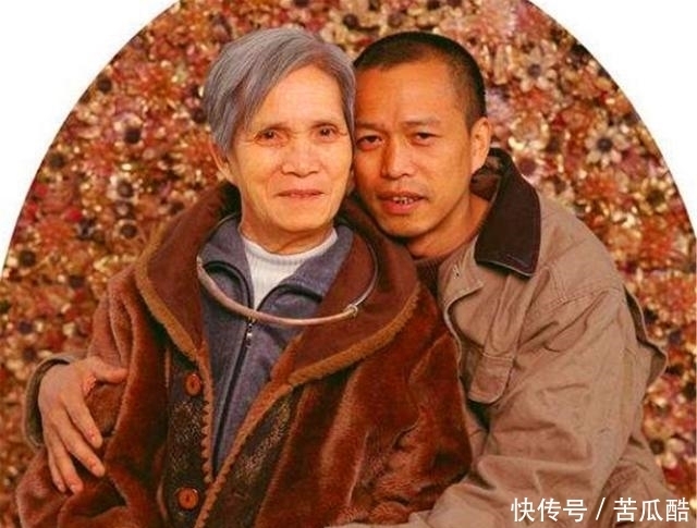 作品|行为艺术家何云昌,取出一根肋骨做项链,送给了深爱的5个女人