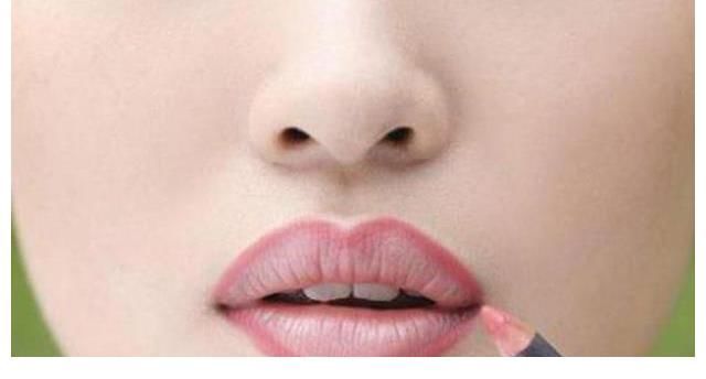 唇色 如何正确涂抹口红?适合素颜和淡妆使用的显白口红推荐