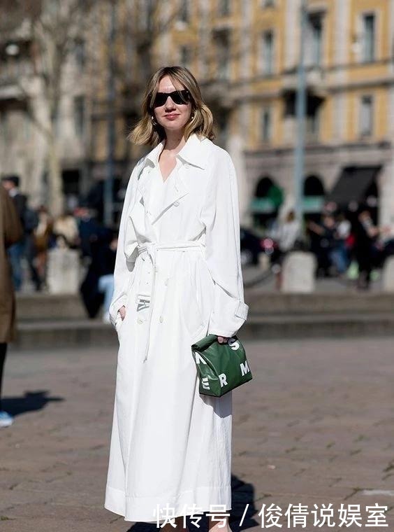 搭配黑色|又到了穿风衣的季节,只会搭牛仔裤?你怕是不知道这三种时髦搭配