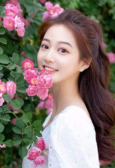 大会|庆祝大会领诵女孩火了!穿白衬衫昂首挺胸超美,170身材不输模特