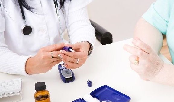 糖尿病|糖尿病变得不好对付时，可能会有4个表现，别一笑而过