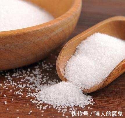 一斤水溶一斤盐,最后重量是二斤吗?为什么?