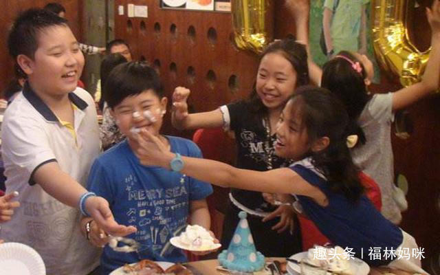 爸爸妈妈|“人来疯”的孩子遭人厌在了解这些好处前,可别早下定论