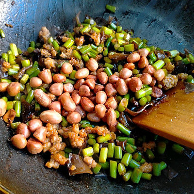 蒜薹丁酱炒肉末花生米