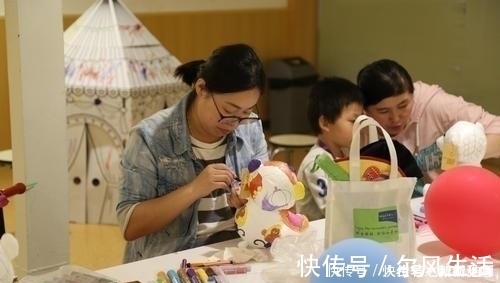 周妈妈|11个月宝宝竟然自己下床?防止自己摔疼的这操作:厉害了