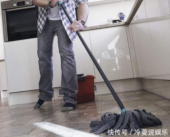 拖地也要讲究方法，拖地时水里加以下3样东西，一星期地面没灰尘