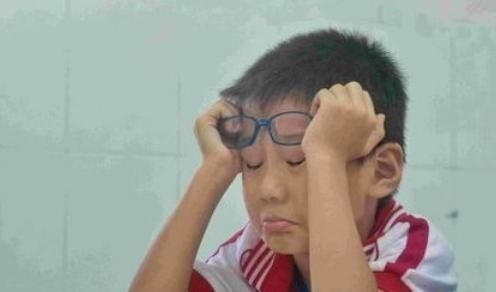 孩子|“聪明的父母从不让孩子住校”白岩松:住校的伤害,远超你的认知