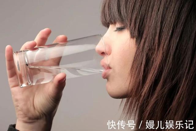 果茶|经常喝茶与只喝白开水的人，哪个更健康一些？不妨一起来了解下