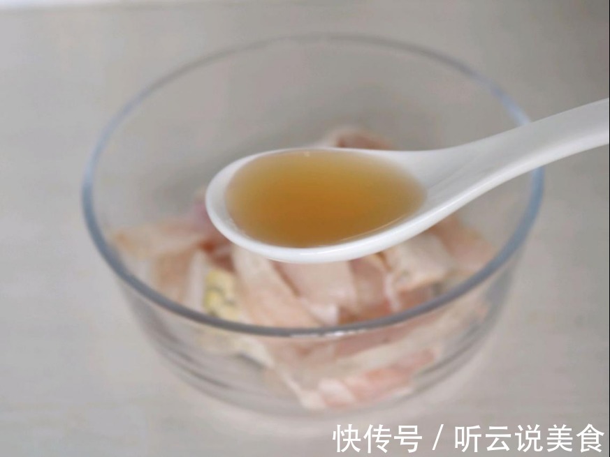 番茄鱼家常做法,鱼片滑嫩如豆腐,汤汁酸爽开胃!