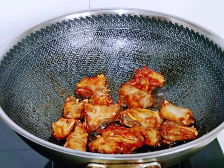 懒人版|懒人版排骨焖饭快速做法，米饭排骨蔬菜一锅端，吃一次就上瘾