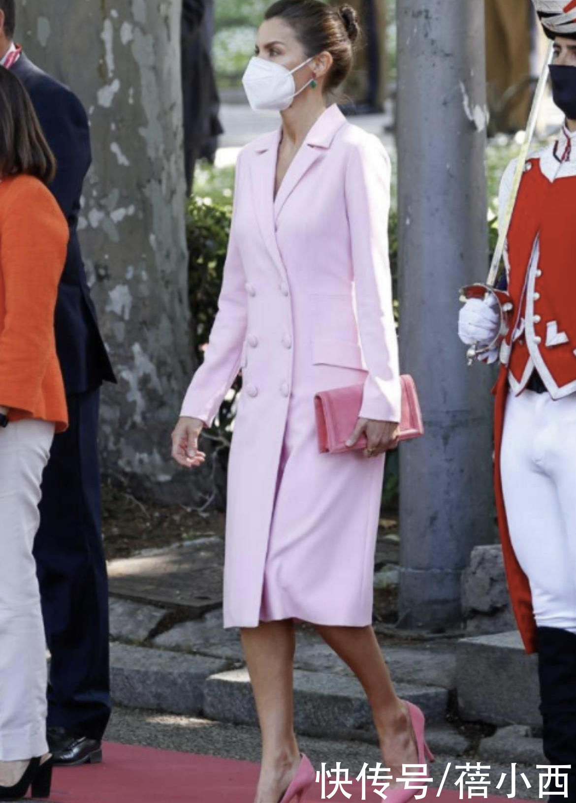 econ|西班牙王后越老越优雅，穿绿色印花裙大方自信，无惧皱纹与白发