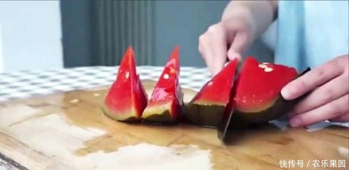 尝试一下|实拍:男友把西瓜放在水里煮熟,切开后的样子令人称奇!
