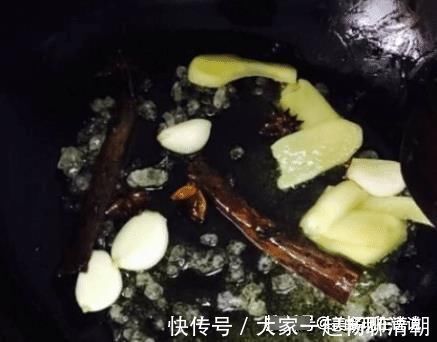炒糖色时到底用水还是油？不懂的大厨教你一招，炒的糖色不苦不黑