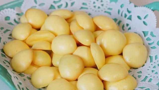 家人|鸡蛋别再炒着吃了,学会新吃法,做成小零食,香甜酥脆,家人爱吃