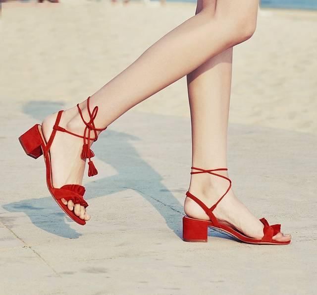夏日|缠绕玉足的温柔,绑带凉鞋打造浪漫夏日时光