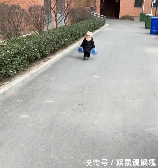 萌娃|“佛系奶爸”带娃出门走红,萌娃在后面拎着两个水桶操碎心