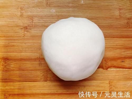 炸糖糕时,用开水和面还是冷水和面?学会1招,个个空心不破皮