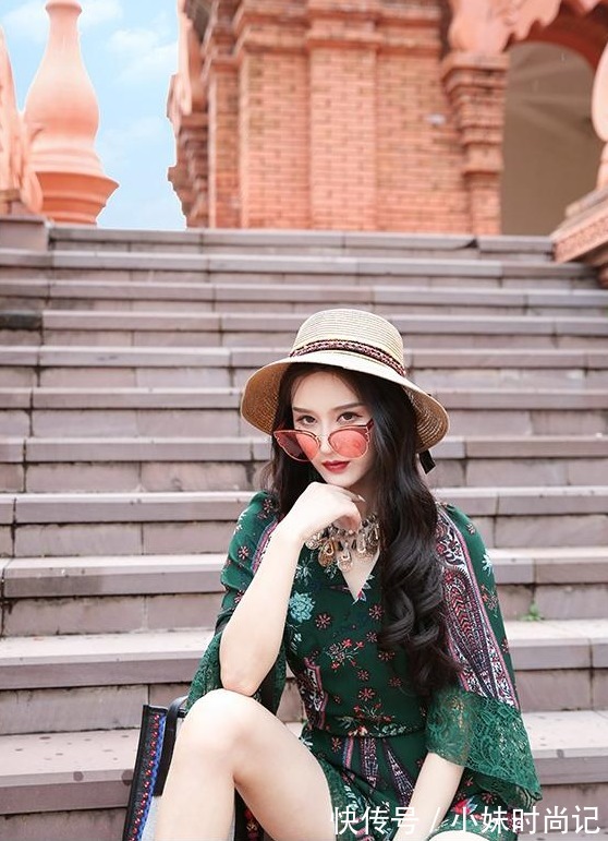 快乐|穿上复古碎花连体裤,快乐地去度假