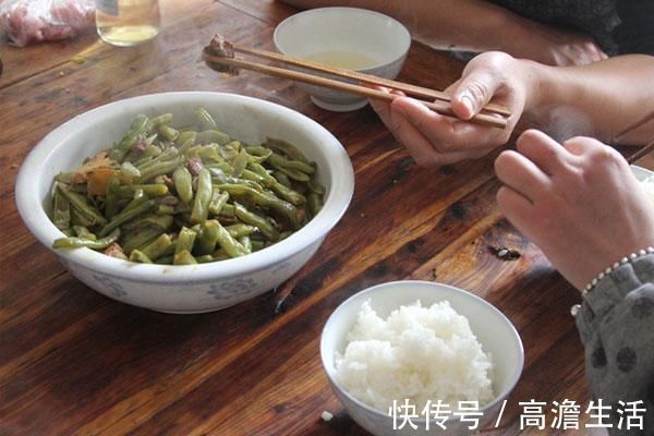 排出体外|总是打嗝胃胀气什么原因?和几种因素有关,希望你趁早纠正