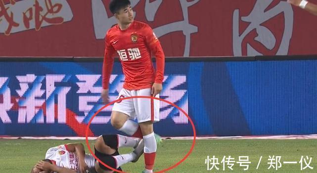 奥斯卡|破案了!邓涵文为啥愤怒地回了一肘,还要踢一脚,对手真不厚道啊