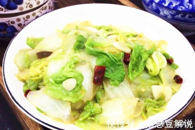 炒白菜|炒白菜时,总用老做法就错了,教您2招,白菜鲜嫩还不出水,解馋
