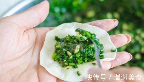 拌韭菜馅有窍门，老师傅：这4种调料别乱加，韭菜鲜香嫩滑不出水