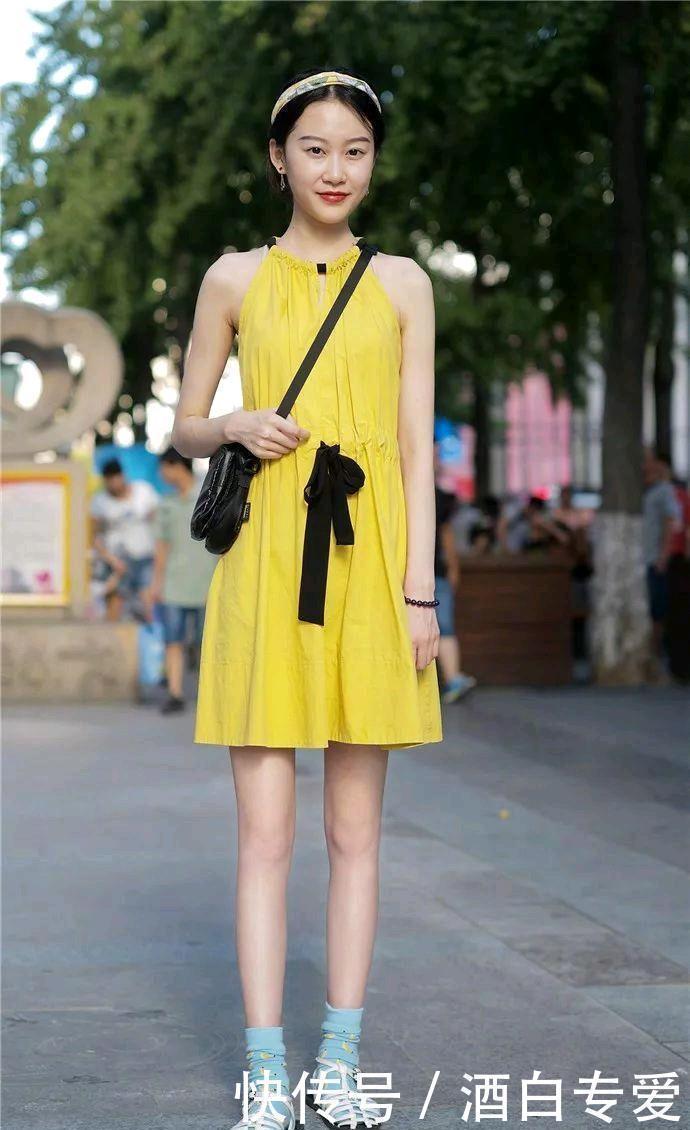 街拍美女天气转暖，轻装上阵，热裤扮靓，修身新潮