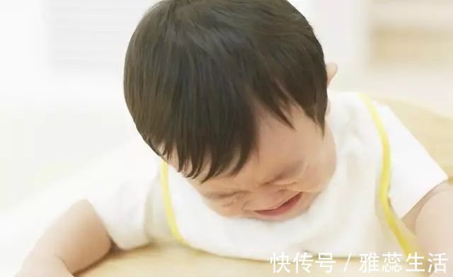 孩子|为何宝宝明明很困了睡前还要哭闹?别打骂孩子,他其实是在求助