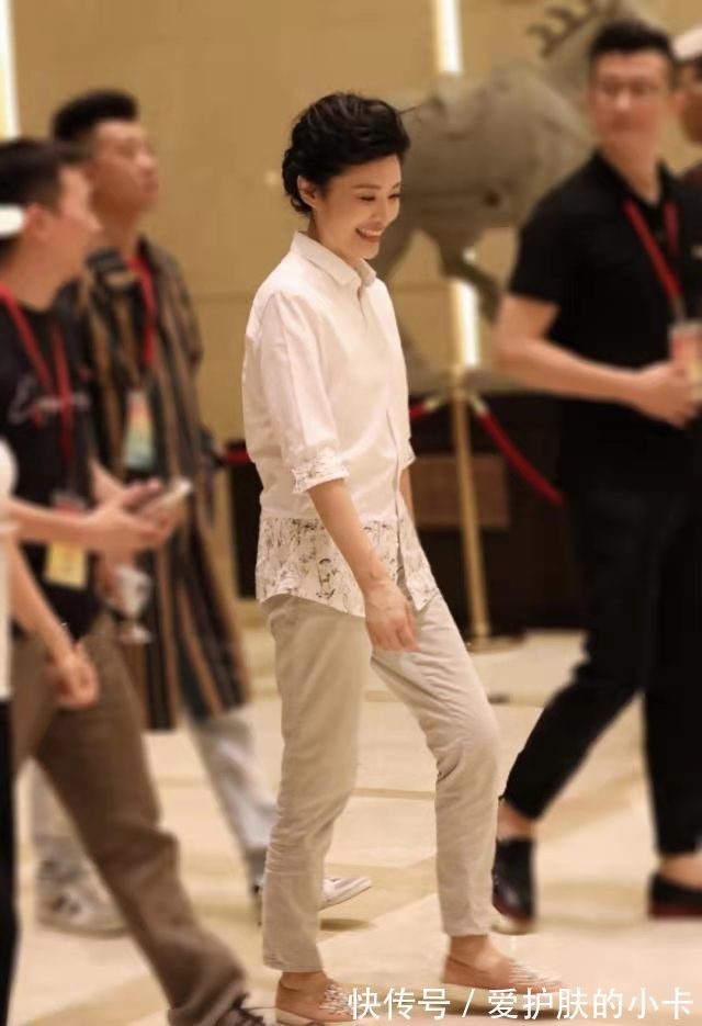 周涛|周涛真是主持界的穿搭模板,白衬衫配黑裤超高级,53岁太显年轻