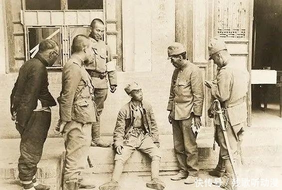 畏惧|一位毫不畏惧,与4个日军对峙的抗日小战士!