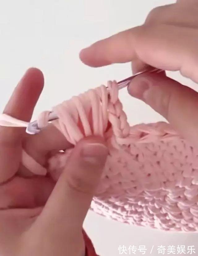 旧衣服剪几刀,制作布条线,拿来钩编收纳盒,非常实用!附教程