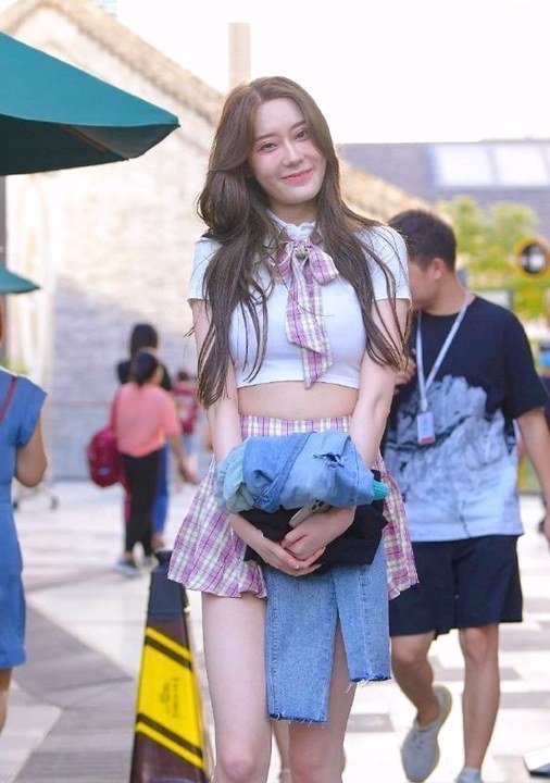 一套百褶裙的套装,腰间有一条极细的束腰,彰显与众不同的魅力