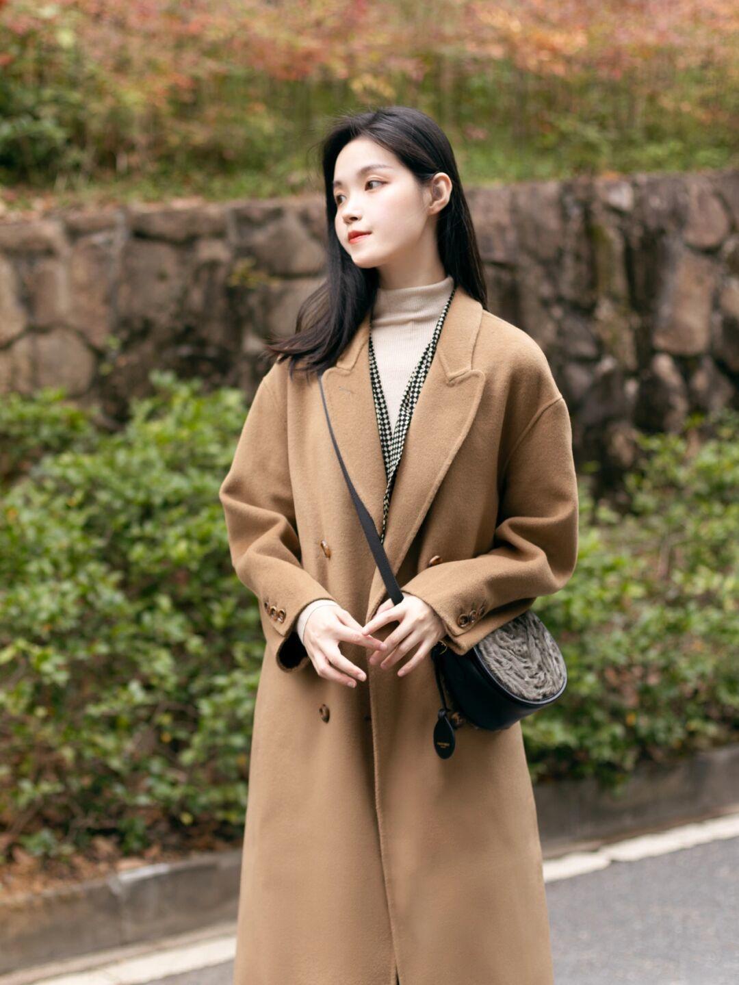 博主 冬季就适合穿“大地色大衣”,成熟稳重又显气质,谁穿都洋气
