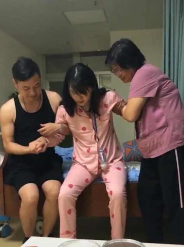 产后运动|“最牛产妇”走红,顺产完“霸气”走回病房,网友:将军凯旋归来