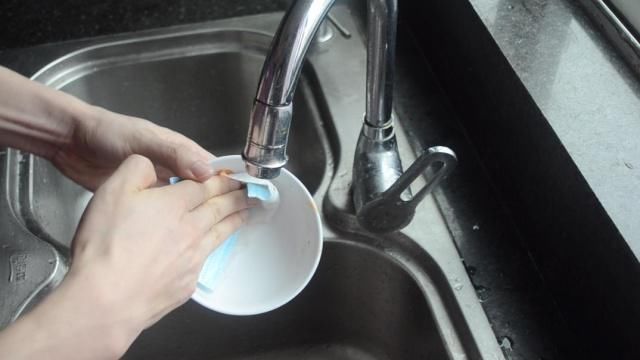 洗碗池上放个一次性口罩,这样用途太棒了,一年省下不少钱,实用