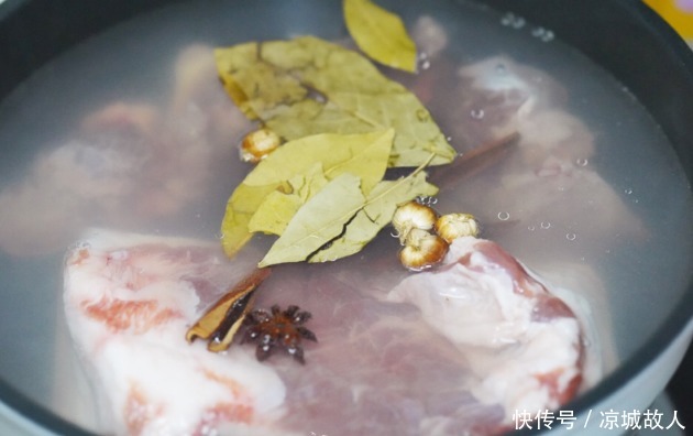 炸扣肉,直接油炸是大错,牢记4个技巧,金黄红润,布满了虎皮泡