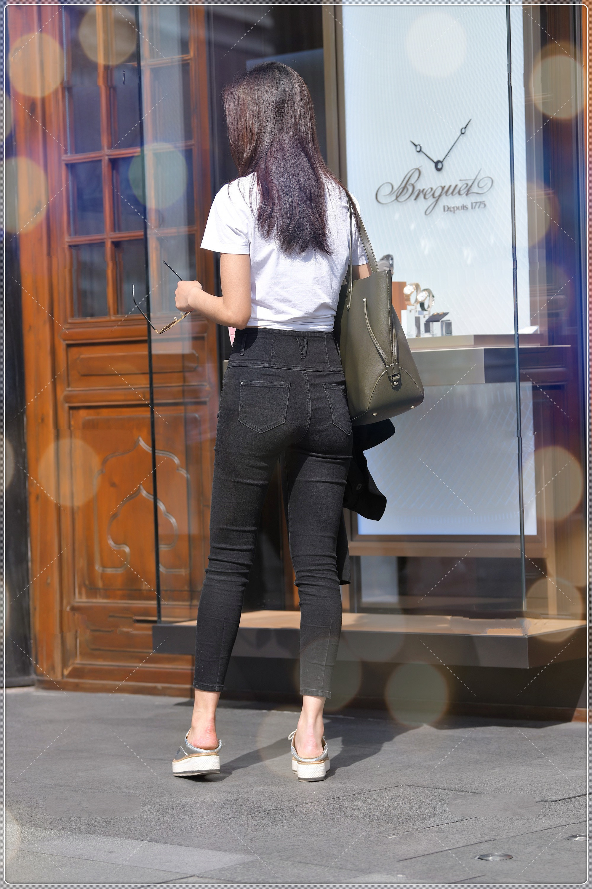 街拍黑+白经典配色,将简单的搭配,穿出与众不同