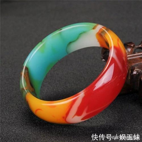 清乾隆,御制翡翠光素鼻烟壶究竟好在了哪里?