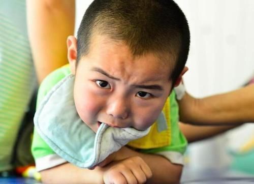 哄娃|七个月宝宝被哄成“脑瘫”,这些常见的哄娃方式,家长别再做了