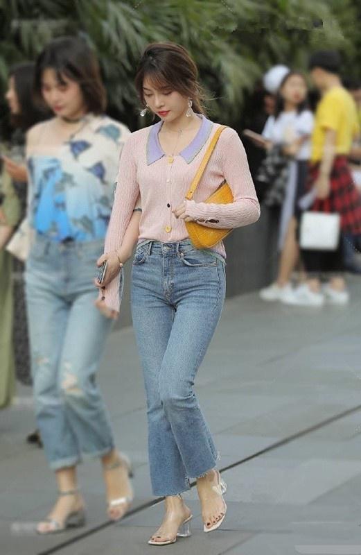美女|街拍:美女身穿挂脖式背心搭配牛仔热裤,帅气大方还很显腿长